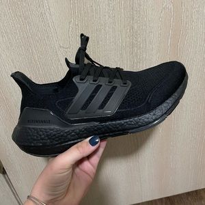 BLACK ADIDAS ULTRABOOST SZ 9